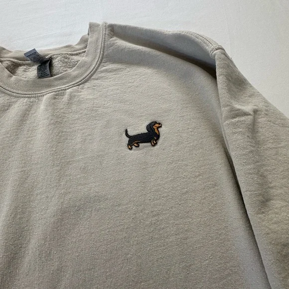 Gildan Cream Crewneck Sweatshirt with Black & Tan Dachshund Patch - Picture 1 of 7
